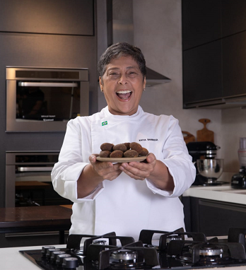 Chef Kátia Barbosa combate o etarismo e inspira mulheres periféricas na gastronomia