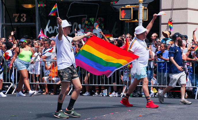 Quase metade da população LGBTQIA+ já sofreu preconceito nos deslocamentos pelas cidades, diz pesquisa
