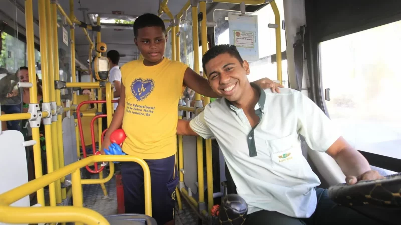 Solidariedade: Motorista de ônibus faz plaquinha para garantir assento de criança autista