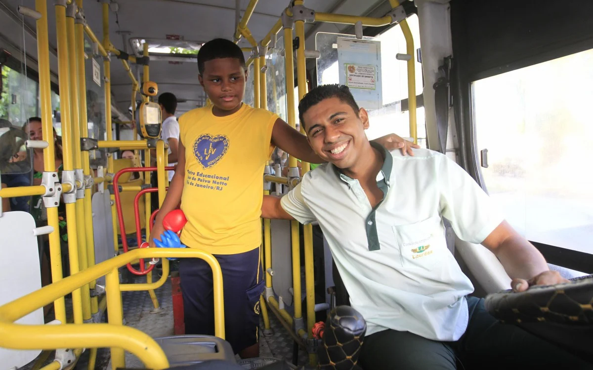 Solidariedade: Motorista de ônibus faz plaquinha para garantir assento de  criança autista – Viver Sem Preconceitos