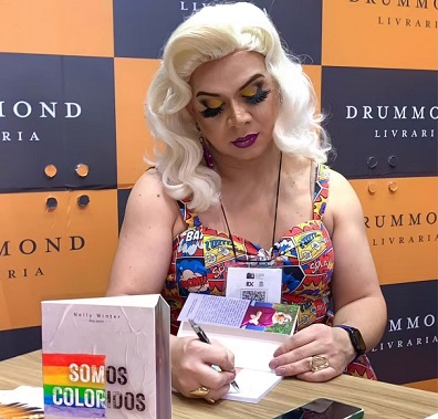 Drag queen lança livro em Cuiabá em homenagem à comunidade LGBT+